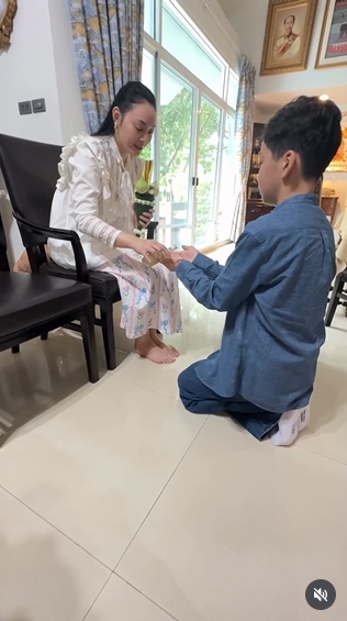 ตั๊ก บงกช ปลื้มใจ น้องข้าวหอม กราบลาพ่อแม่ เตรียมบวชสามเณร