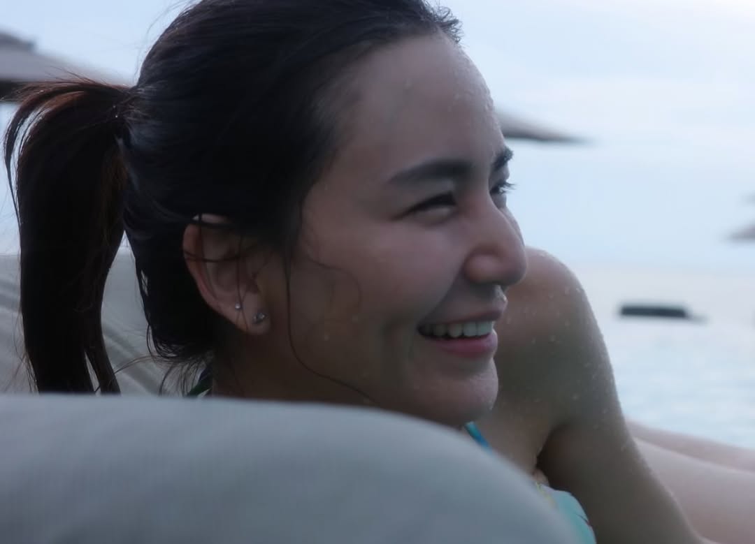 พลอย ชิดจันทร์ ในชุดว่ายน้ำวันพีซ