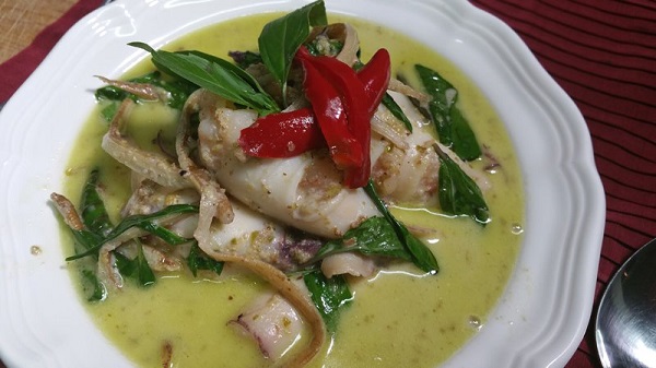 แกงเขียวหวานปลาหมึกยัดไส้กุ้ง 