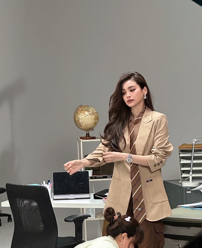 อิงฟ้า เผยลุคออฟฟิศสุดเท่ปนเซ็กซี่