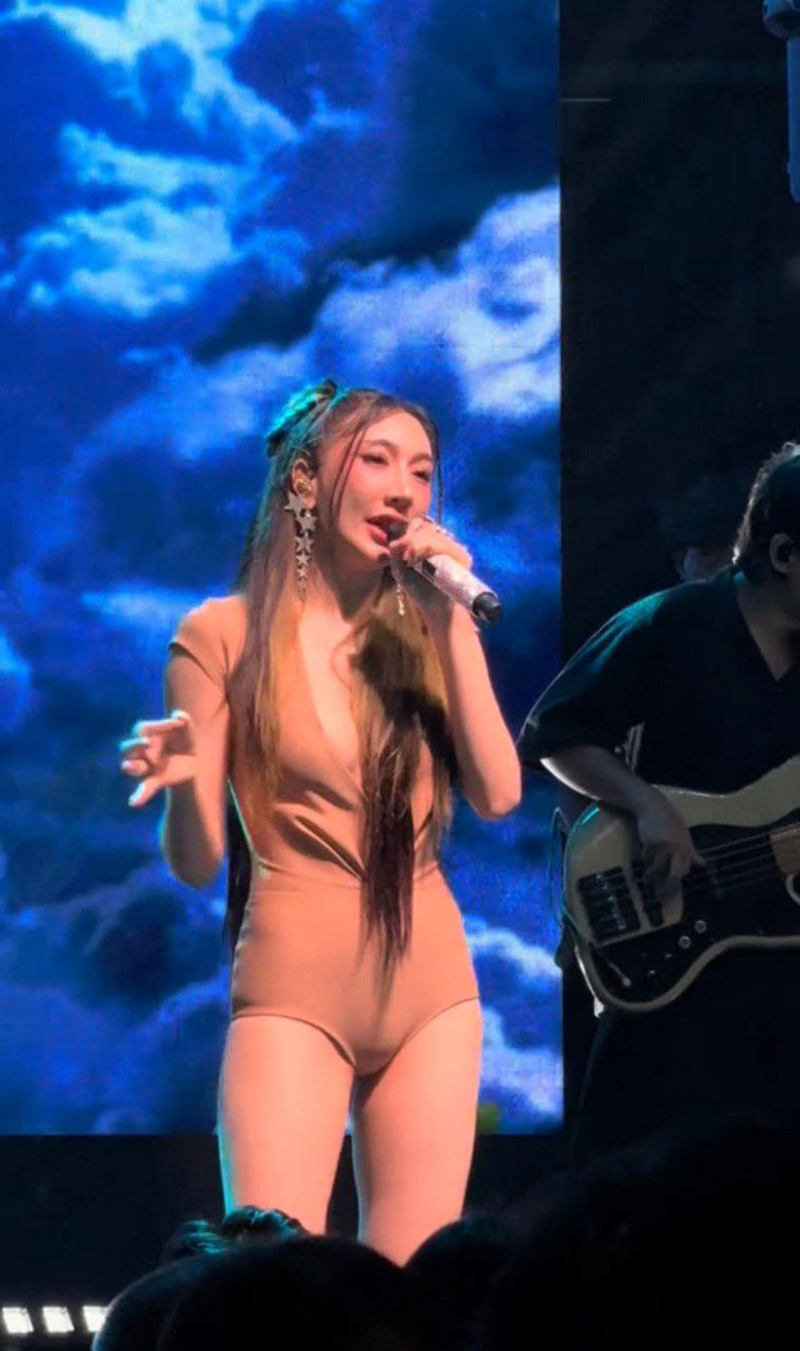 เบนซ์ พริกไทย เจอดราม่า คนติงชุดขึ้นเวที 