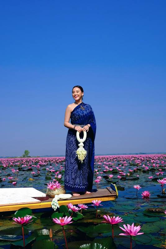 แพรี่พาย เผยเซตภาพในตำนาน ทุ่งทะเลบัวแดง