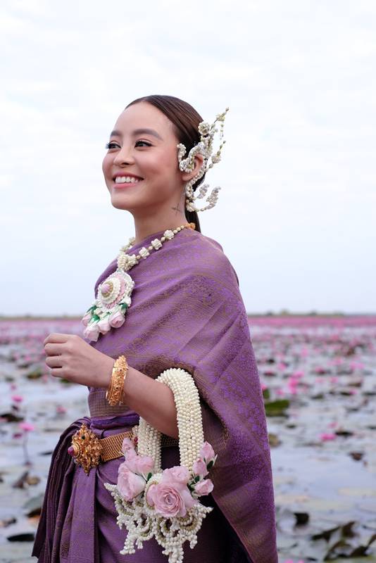 แพรี่พาย เผยเซตภาพในตำนาน ทุ่งทะเลบัวแดง