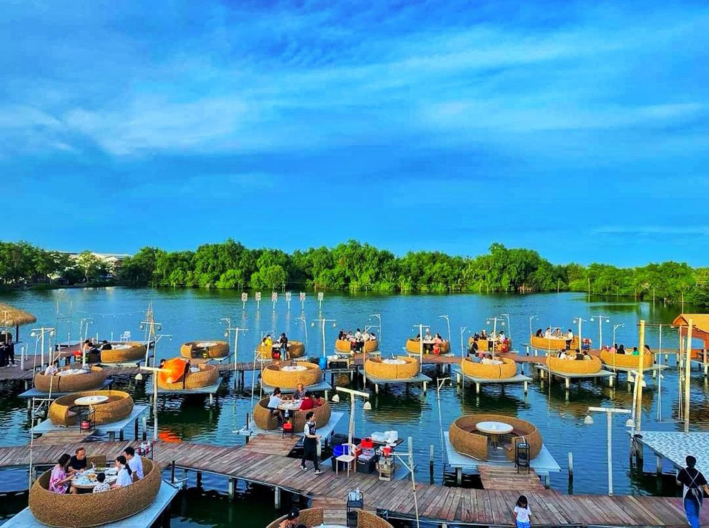 ที่นั่งแบบรังนกร้าน Beachy Cafe