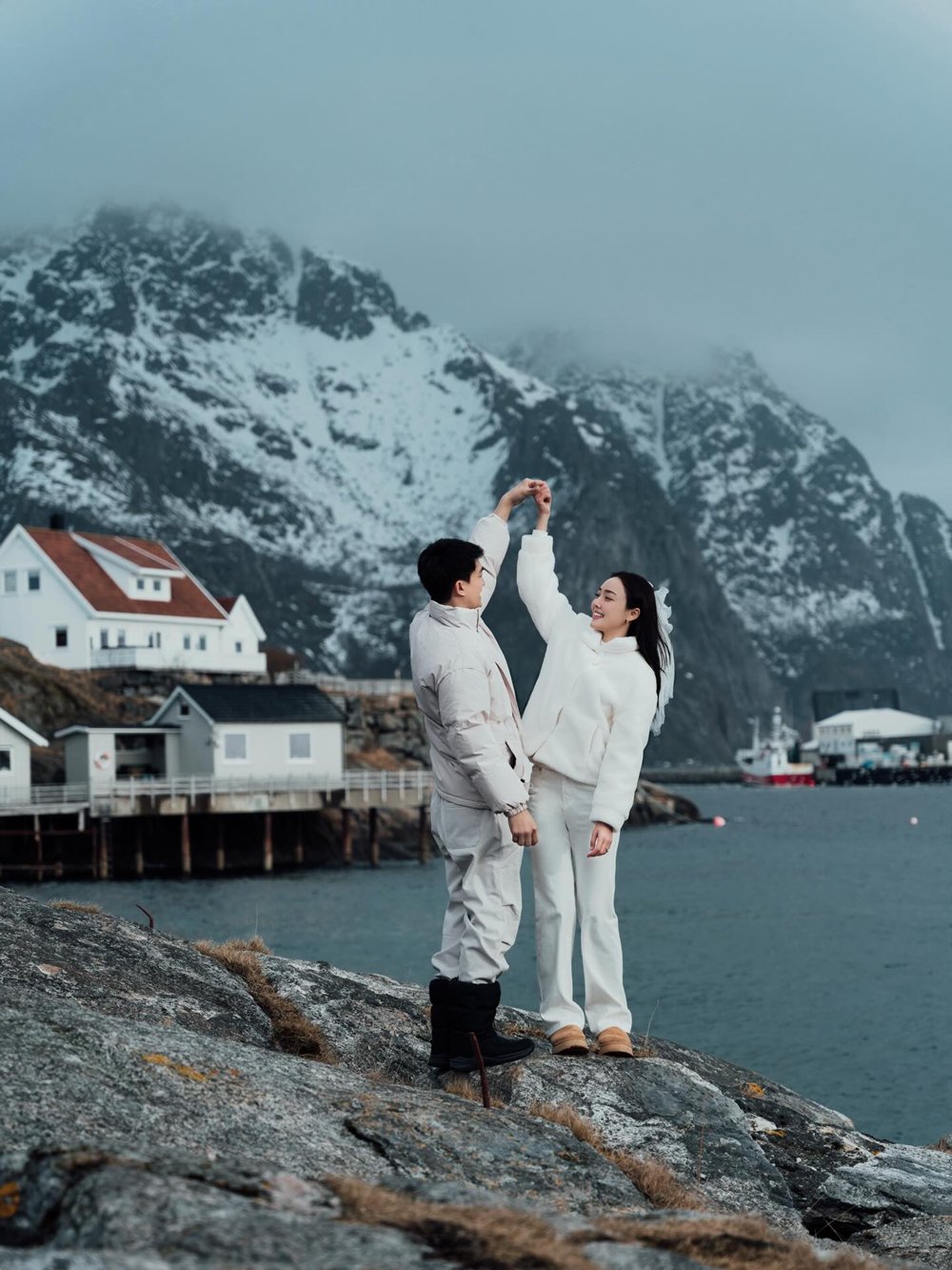 ไผ่ พาทิศ ขอแต่งงาน น้ำตาล พิจักขณา เผยโมเมนต์เซย์เยส โรแมนติกแบบโบ๊ะบ๊ะ