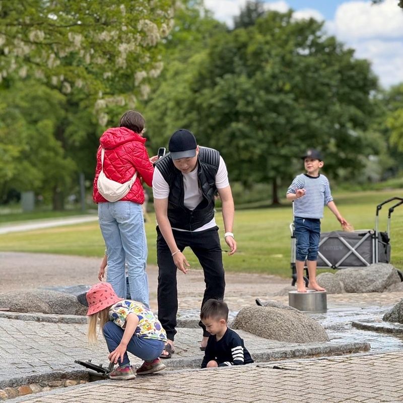 เซบาสเตียน ลี พาลูก ๆ เที่ยวสวนสนุกที่เยอรมนี