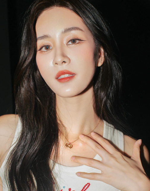 แพรว เฌอมาวีร์ ประวัติ