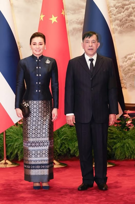 พระราชินีสุทิดา ทรงฉลองพระองค์งดงามระหว่างเสด็จเยือนจีน