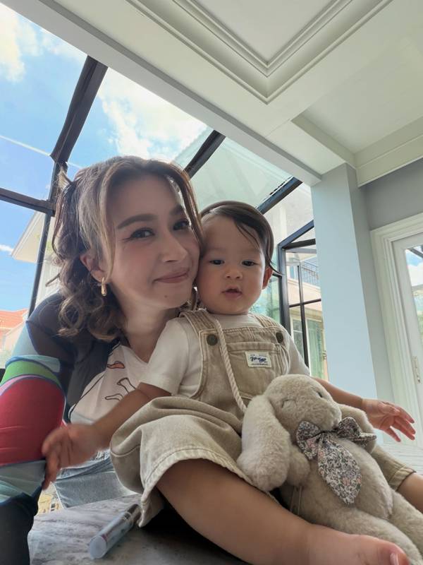 เอมี่ กลิ่นประทุม - ซี ศิวัฒน์