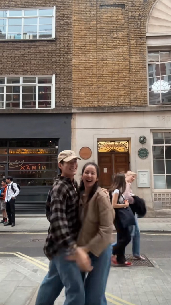 อาเล็ก บินเซอร์ไพรส์ โบว์ ถึงลอนดอน