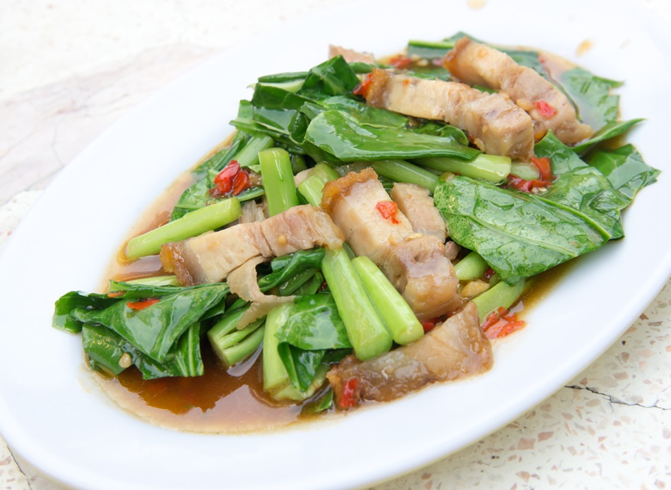 ผัดคะน้าหมูกรอบ