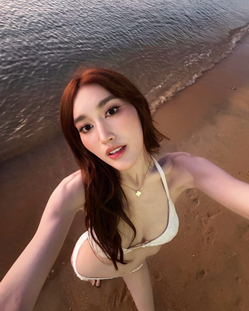 เบส รักษ์วนีย์ ชุดว่ายน้ำ