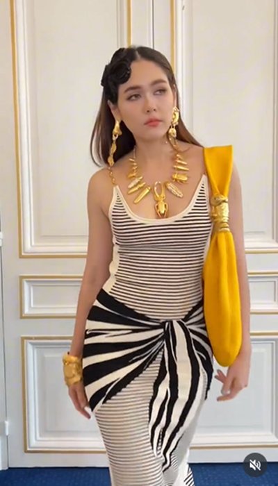 ชมพู่ อารยา เสิร์ฟลุคใหม่นำเทรนด์ เมนต์สนั่นกระเป๋าแม่โคฟเข้าพรรษา