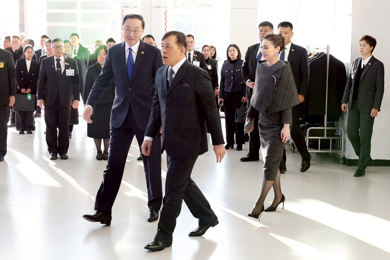 พระราชินีสุทิดา ทรงฉลองพระองค์งดงามระหว่างเสด็จเยือนจีน