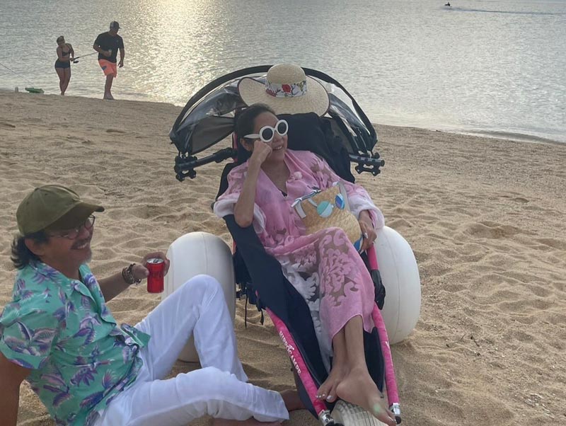 นายพลดอลล่าร์ ควงภรรยา คุณหญิงบัว พักผ่อนริมทะเล