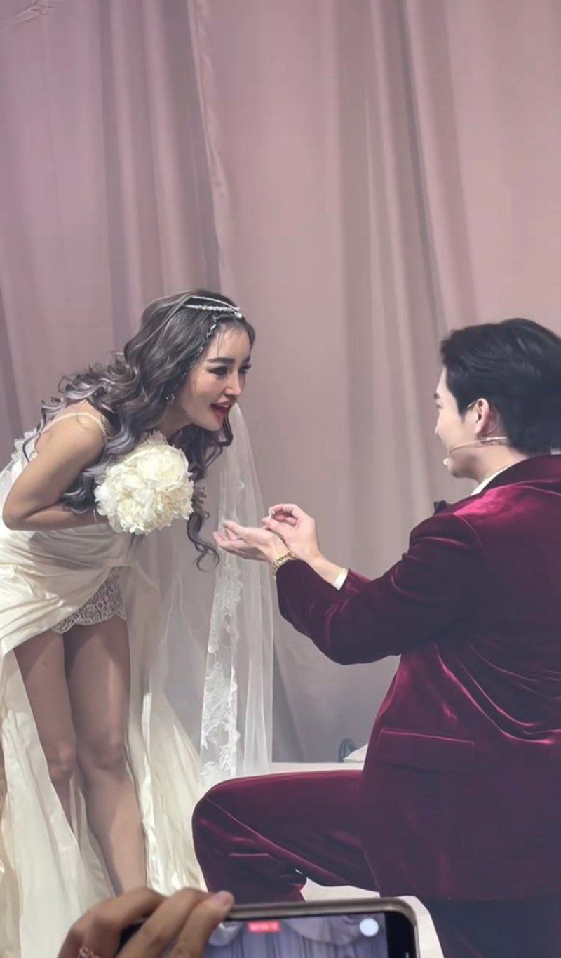 โตชิ ทำเซอร์ไพรส์ คุกเข่าขอ กระแต อาร์สยาม แต่งงาน
