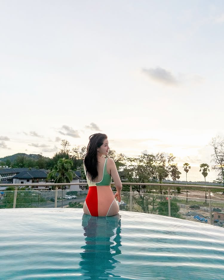 โม อมีนา ชีเสิร์ฟ ทูพีซรับหน้าฝนแบบฮอตฉ่า