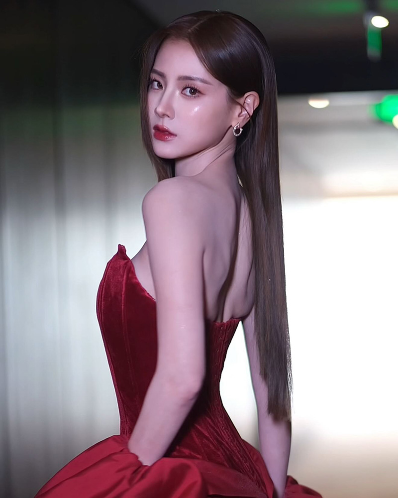  เปิดโมเมนต์ ใบเฟิร์น ช่วย เมิ่งจื่ออี้ นางเอกดัง ในงานที่จีน