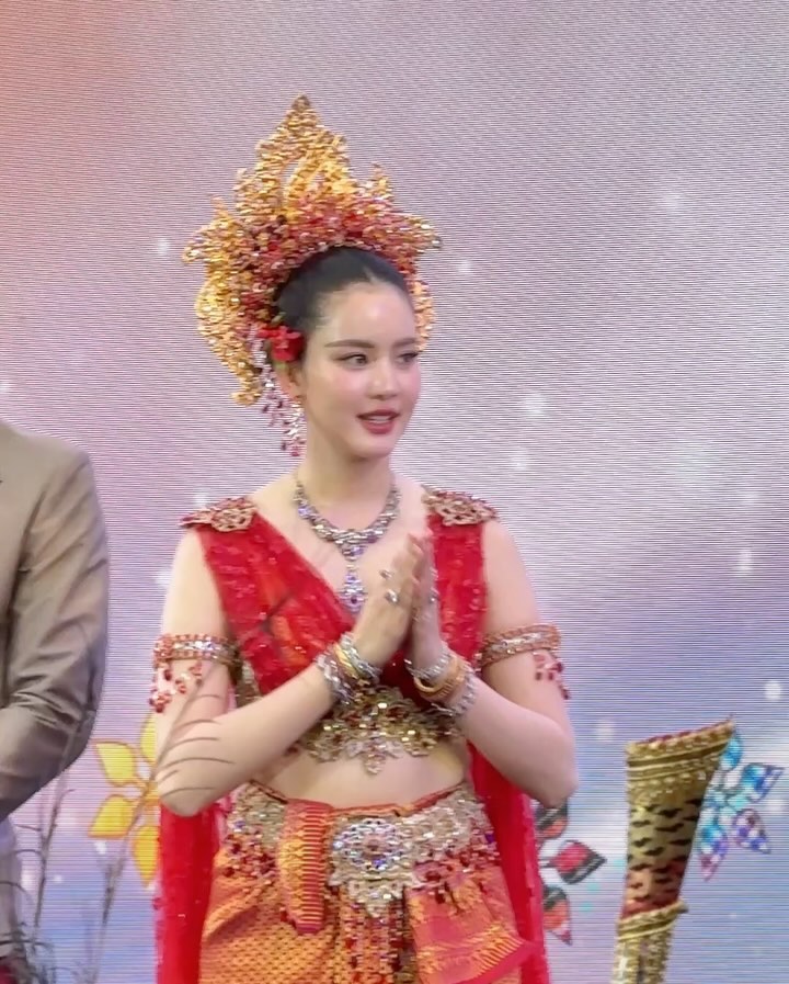 โบว์ เมลดา สวมชุดไทย ร่วมขบวนแห่นางสงกรานต์