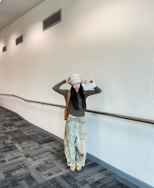 ส่องแฟชั่นกางเกงยีนส์เปื้อน ๆ ฉบับซุปตาร์ กับลุคเก๋ ๆ มีไว้อินเทรนด์ก่อนใคร