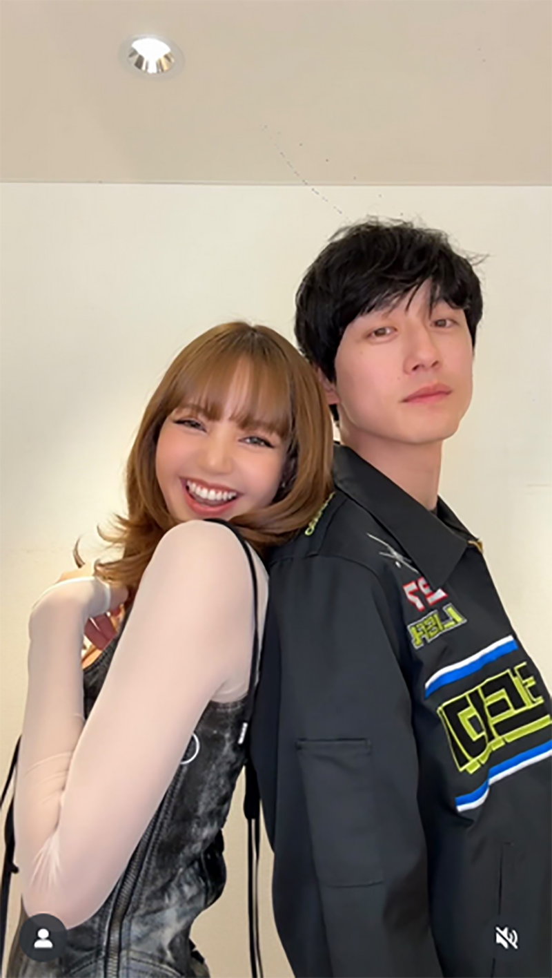 ลิซ่า ทำฮือฮา โพสต์ภาพกัดแขนปริศนา 