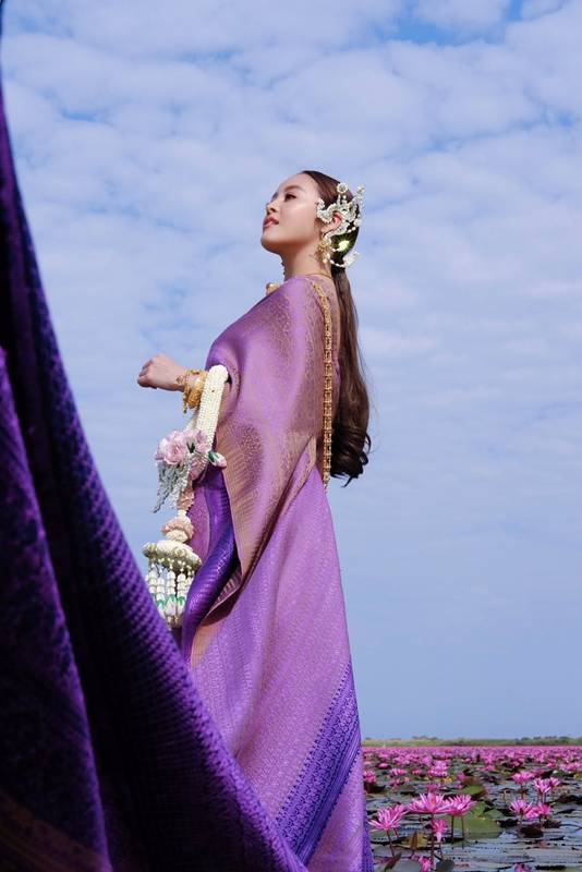 แพรี่พาย เผยเซตภาพในตำนาน ทุ่งทะเลบัวแดง