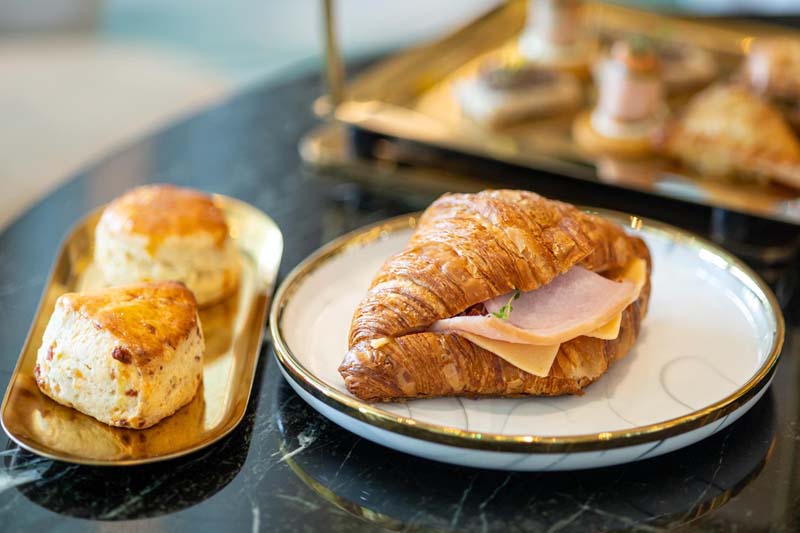 Oort Cloud Tea Room คาเฟ่ธีมอวกาศ