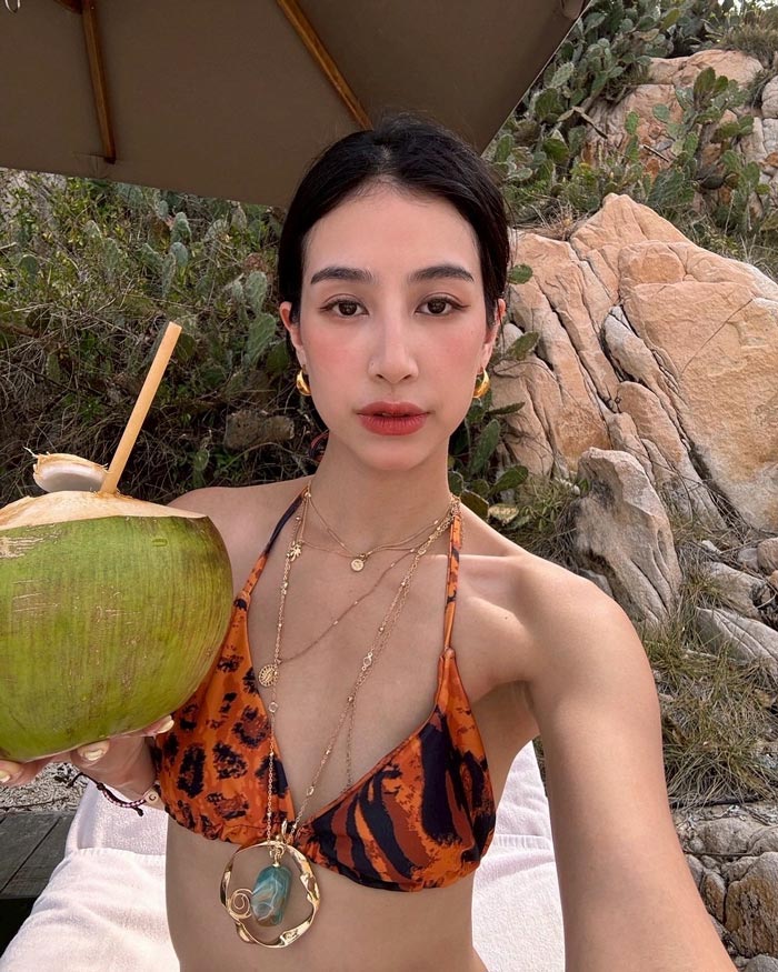 มิ้นต์ ชาลิดา ชุดว่ายน้ำ