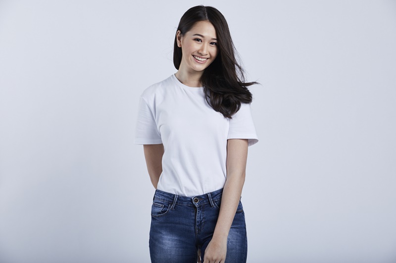 เกียร์สีขาวกับกาวน์สีฝุ่น