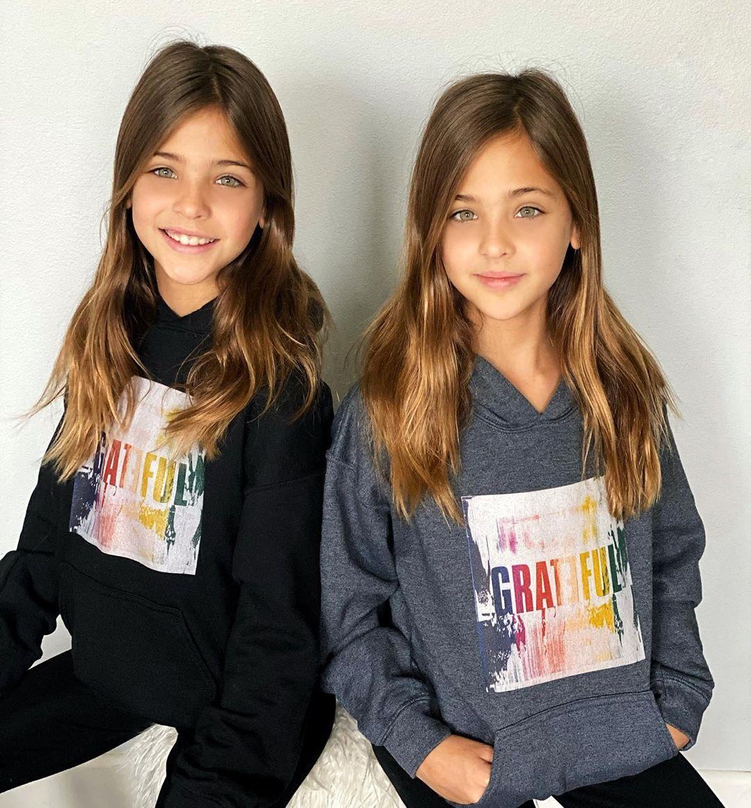 ฝาแฝดหน้าสวย