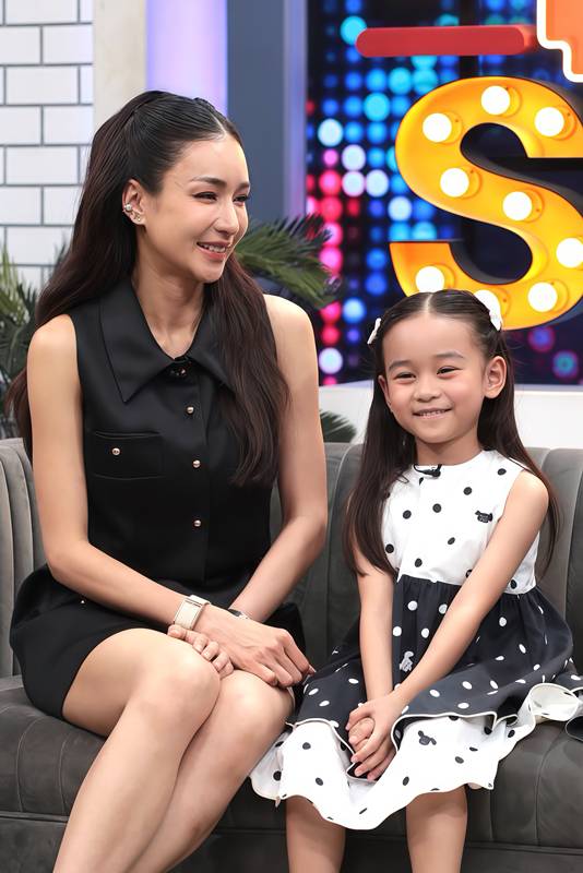 เนย โชติกา เปิดชีวิตครอบครัวสุดอบอุ่น