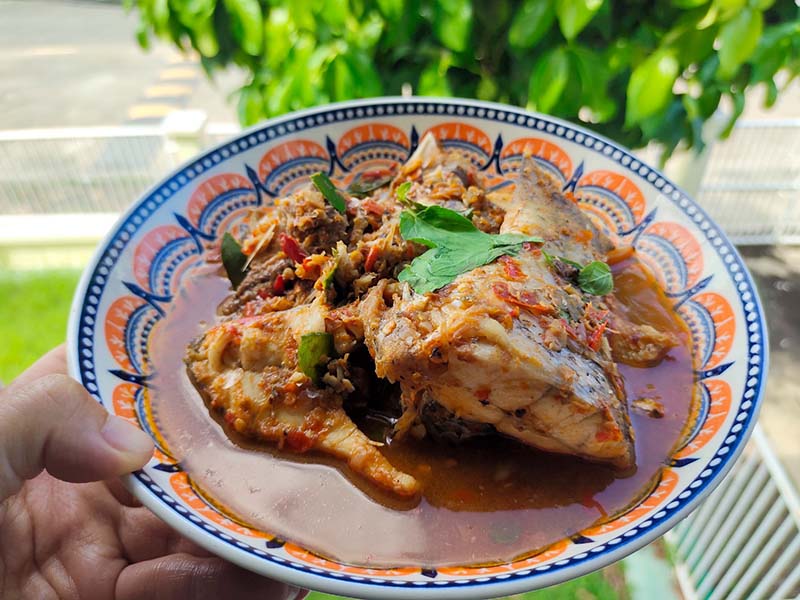 ปลาผัดพริกแกง