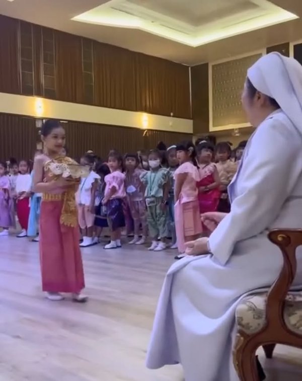 น้องวีจิ สวมชุดไทยเป็นตัวแทนเชิญพาน น่ารักน่าเอ็นดู พ่อศรราม ปลื้มใจมาก