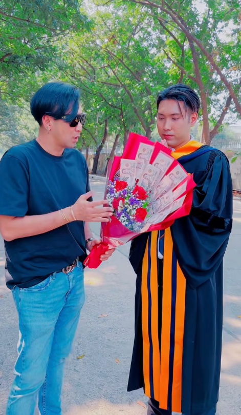 ลูกชาย บอล เชิญยิ้ม รับปริญญา