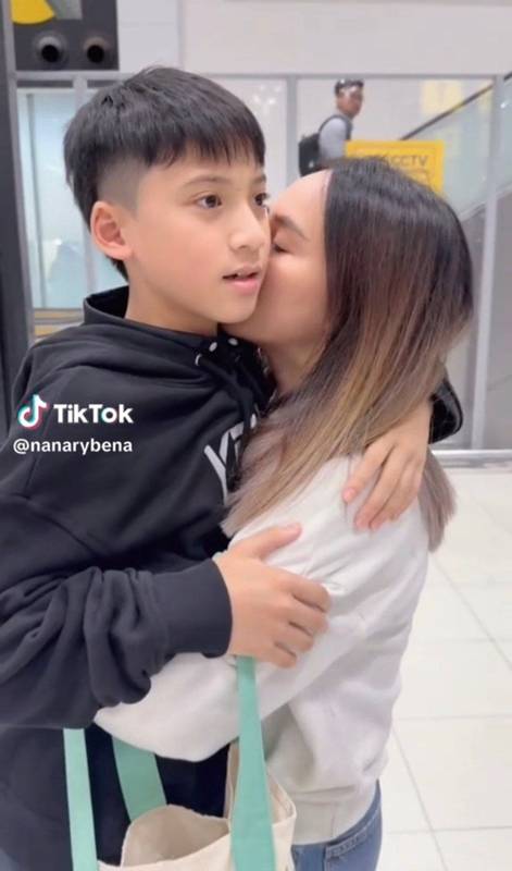 นานา เผยโมเมนต์ส่งลูก ๆ บิน ตปท. 
