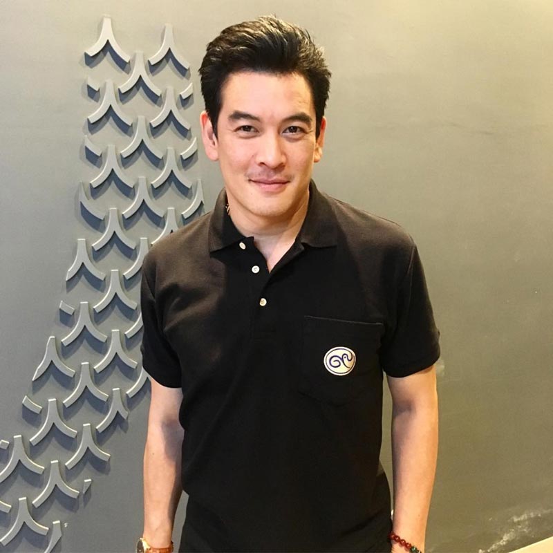 ชาคริต แย้มนาม