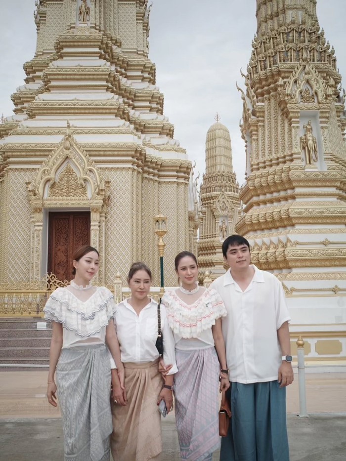  อุ้ม ลักขณา นิวเคลียร์ หรรษา ฉลองวันเกิดคุณแม่ม่วย สมปอง