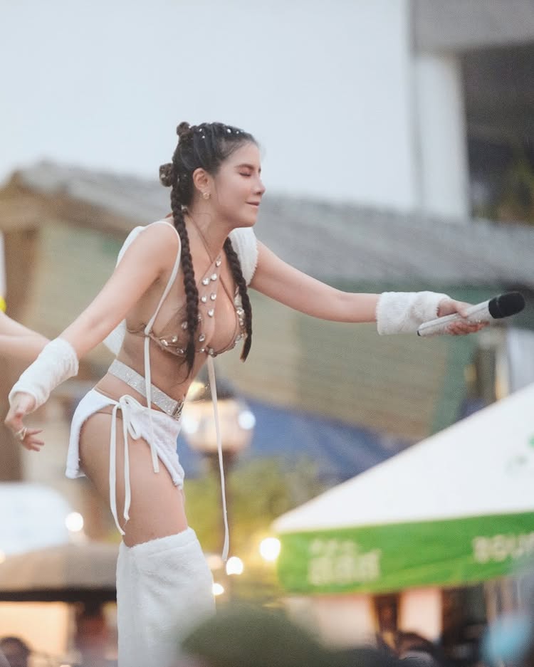 ใบเตย อาร์สยาม ใส่ทูพีซ โชว์หุ่นขาวเนียนริมทะเล