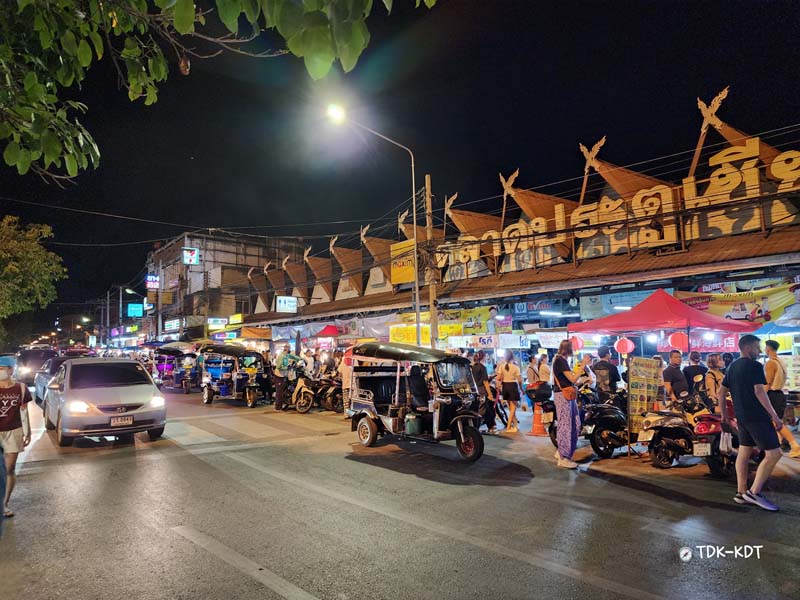 ตลาดโต้รุ่งช้างเผือก, ตลาดโต้รุ่งประตูเชียงใหม่, กาดหลวงกลางคืน