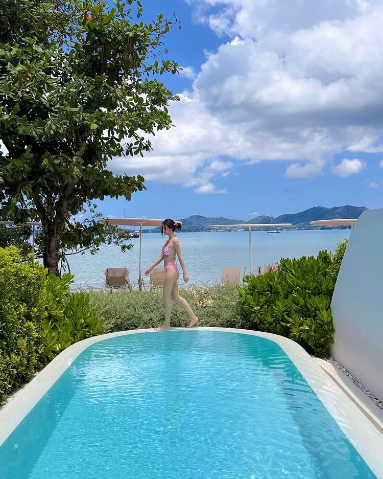 พัดพัด รัตน์ฟ้า นุ่งบิกินี่ตัวน้อย โชว์หุ่นขาวเซี้ยะริมหาดที่ภูเก็ต 