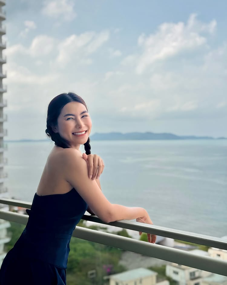 ข้าวทิพย์ ธิดาดิน นักร้องลูกทุ่งสุดฮอต นุ่งน้อยห่มน้อย อวดอึ๋มเบา ๆ ริมหาด  