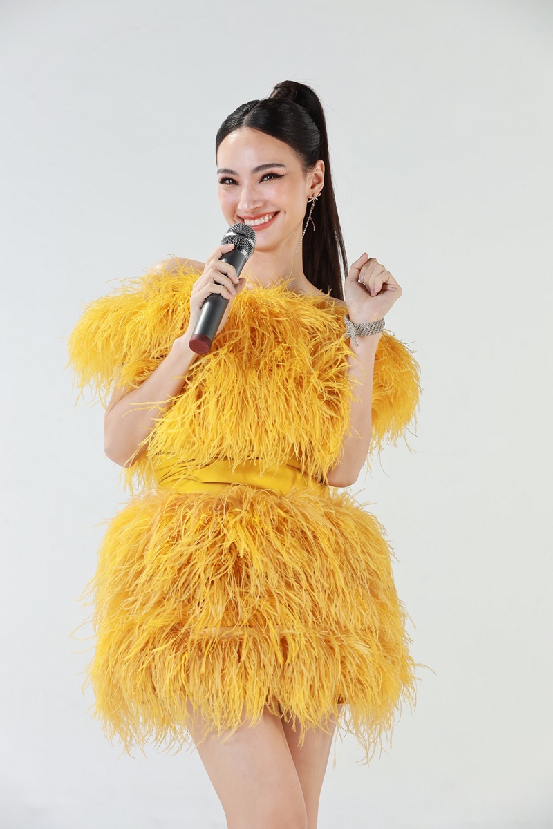 สาวน้อยร้อยไมค์