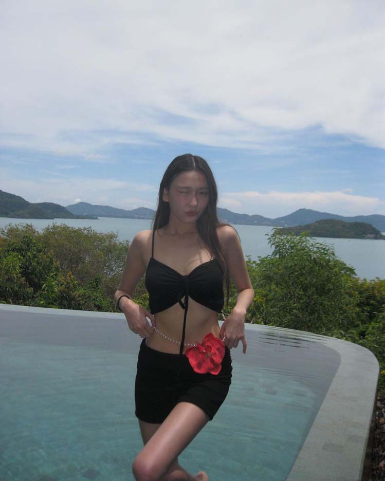 แพรว นฤภรกมล