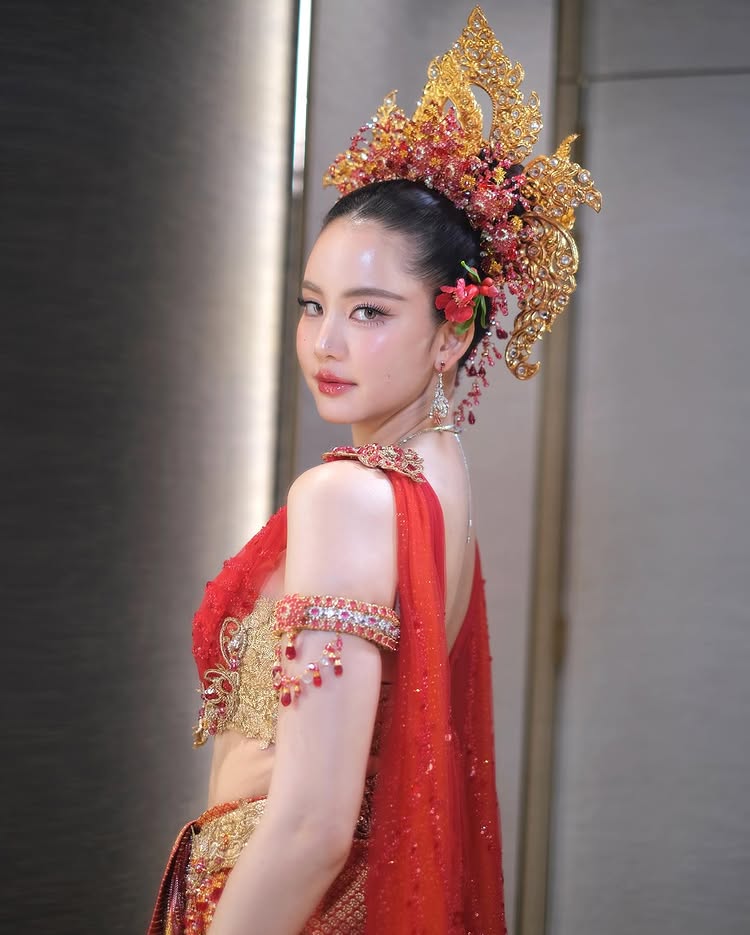 โบว์ เมลดา สวมชุดไทย ร่วมขบวนแห่นางสงกรานต์