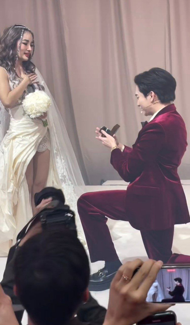 โตชิ ทำเซอร์ไพรส์ คุกเข่าขอ กระแต อาร์สยาม แต่งงาน