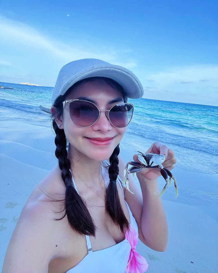 ข้าวทิพย์ ธิดาดิน นักร้องลูกทุ่งสุดฮอต นุ่งน้อยห่มน้อย อวดอึ๋มเบา ๆ ริมหาด  