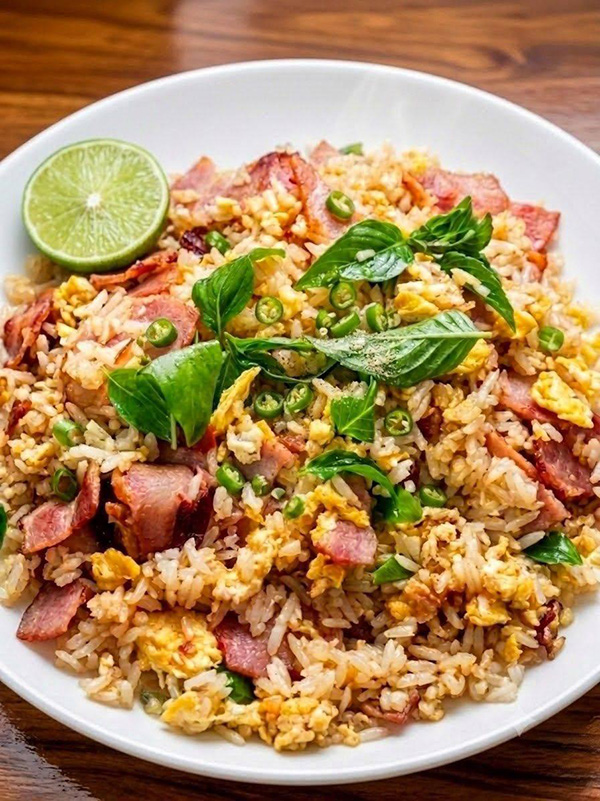 ข้าวผัดเบคอนพริกแห้งใส่โหระพา ข้าวผัดเบคอน เมนูเบคอน อาหารจานเดียว สูตรอาหาร