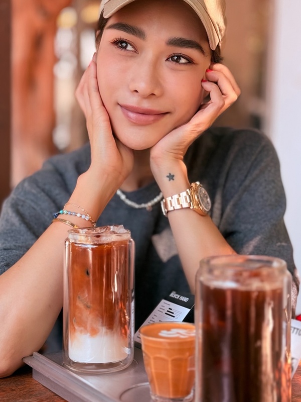 พลอย เฌอมาลย์ ลงคลิปหนุ่มคนดังตามจีบ