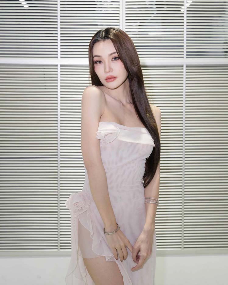 กระปุก พลอยนิรา