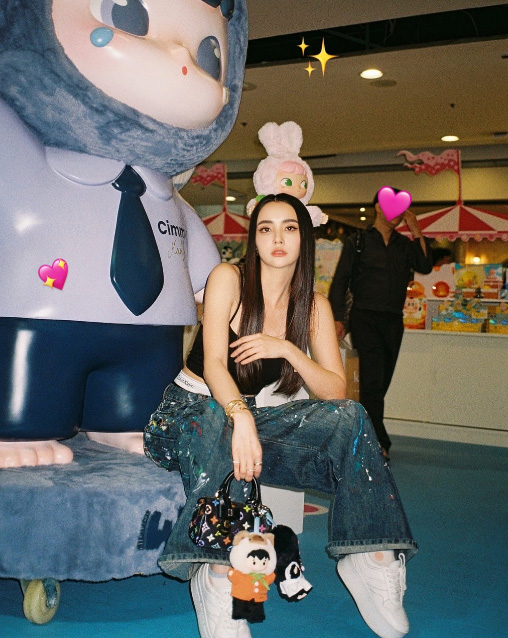 ส่องแฟชั่นกางเกงยีนส์เปื้อน ๆ ฉบับซุปตาร์ กับลุคเก๋ ๆ มีไว้อินเทรนด์ก่อนใคร